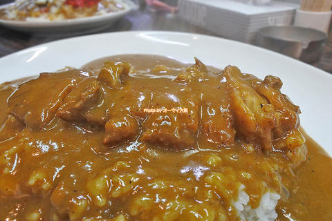 人気ナンバーワンのトンカツをトッピング！絶対に小サイズじゃない小盛りカレー「マドラス」大阪メトロ恵美須町駅