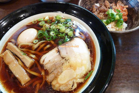 大阪が誇る最強しょうゆラーメン！大阪ブラックと豚丼のランチセット「金久右衛門（きんぐえもん）本店」大阪メトロ深江橋駅