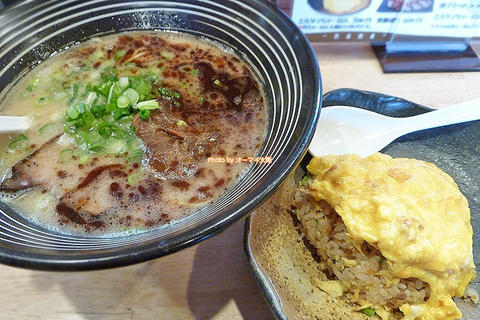 軟骨チャーシュー付きラーメンと絶品チャーハンのランチセット「麺や 七（なな）」阪急茨木市駅