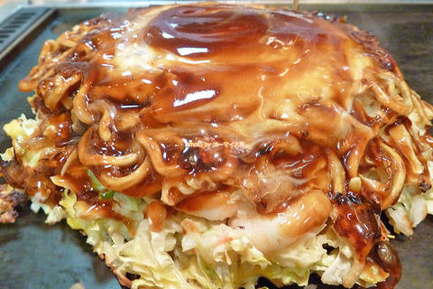 キャベツたっぷり！名物お好み焼きと絶品とんぺい焼き「鶴橋風月 千日前店」大阪メトロなんば駅