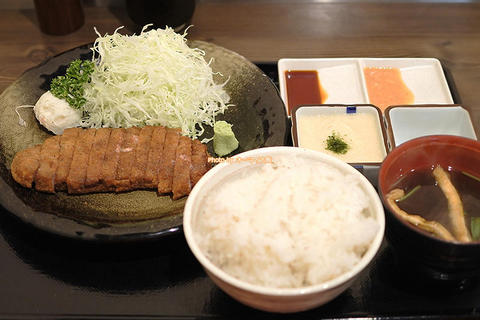 行列ができる牛カツの超人気店！五度おいしいトロロ付き牛カツ「牛かつ もと村 難波店」大阪メトロなんば駅