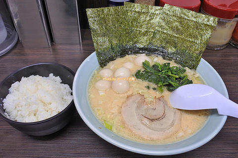 ランチはライスが無料で食べ放題！家系の人気店が誇る豚骨醤油ラーメン「魂心家（こんしんや）大阪なんば店」大阪メトロなんば駅