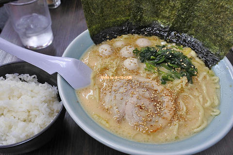 ゴマのアクセントが絶妙！大盛り無料の豚骨醤油ラーメン「魂心家（こんしんや）大阪なんば店」大阪メトロなんば駅