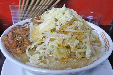 初ランチは野菜ちょいマシ！650円で味わう裏なんばの人気ラーメン「ドカ盛マッチョ 難波千日前店」大阪メトロなんば駅