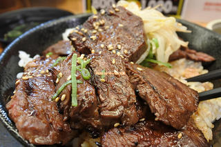 毎月29日は肉増し無料！大人気のハラミ丼はライスの特盛りがいつでも無料「難波肉劇場」大阪メトロなんば駅