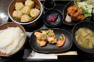エビマヨもシュウマイも唐揚げも入った中華定食ランチ「黒門 轍（わだち）」大阪メトロ日本橋駅