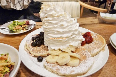 ホイップクリームと4種類のフルーツがたっぷり！インスタ映え間違いなしのパンケーキ「エッグスンシングス」大阪メトロ心斎橋駅