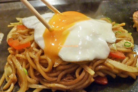 とろ～り流れる半熟の目玉焼き！お好み焼き名店の焼きそばランチ「ゆかり 曽根崎本店（そねざきほんてん）」大阪メトロ梅田駅