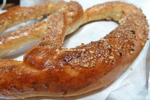 香ばしさがクセになるスイーツ！アーモンドクランチのプレッツェル「アンティアンズ エキマルシェ大阪店」大阪メトロ梅田駅