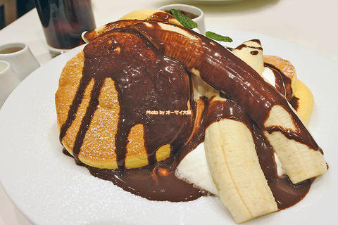チョコソースを添えたバナナホイップのパンケーキ「幸せのパンケーキ 梅田店」大阪メトロ梅田駅