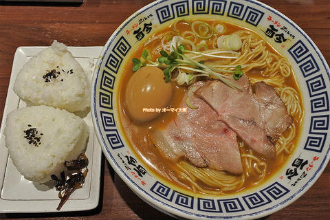 おにぎりをカレースープに投入で二度おいしい！大人気の味玉カレーラーメン「而今（じこん）四ツ橋店」大阪メトロ四ツ橋駅