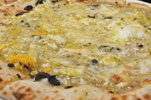 トリュフ香るビスマルクとマルゲリータのピザ2枚で1560円「俺のフレンチ・イタリアン」大阪メトロなんば駅