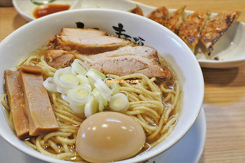ランチ限定の餃子セット！魚貝系の個性派ラーメンmacro（マクロ）「人類みな麺類」大阪メトロ西中島南方駅