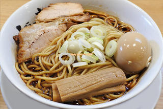 ランチは行列必至！しっかり味の醤油ラーメンmicro（ミクロ）「人類みな麺類」大阪メトロ西中島南方駅