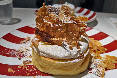 大阪の夜景を一望できるカフェのミルフィーユパンケーキ「ラポーズ ルクア大阪店」大阪メトロ梅田駅