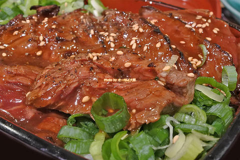 ライスの大盛り無料！牛肉とネギたっぷりのハラミ重ランチ「ロマン亭 エキマルシェ大阪店」大阪メトロ梅田駅