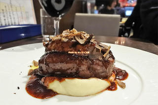 トリュフをトッピングした牛フィレ肉とフォアグラのロッシーニ「俺のフレンチ 梅田」大阪メトロ梅田駅