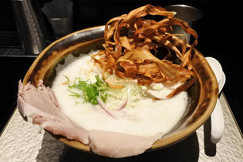 行列ができる大阪の人気ラーメン！鶏そば大盛りランチ「鶏soba 座銀 本店」大阪メトロ肥後橋駅