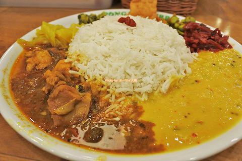 バスマティライス大盛り野菜たっぷりスパイスカレーランチ「ポンガラカレー 阪急サン広場店」大阪メトロ梅田駅