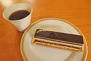 老舗のオペラはチョコレートとコーヒークリームが共鳴する優雅なケーキ「リーガロイヤルホテル大阪 メリッサ」京阪中之島駅